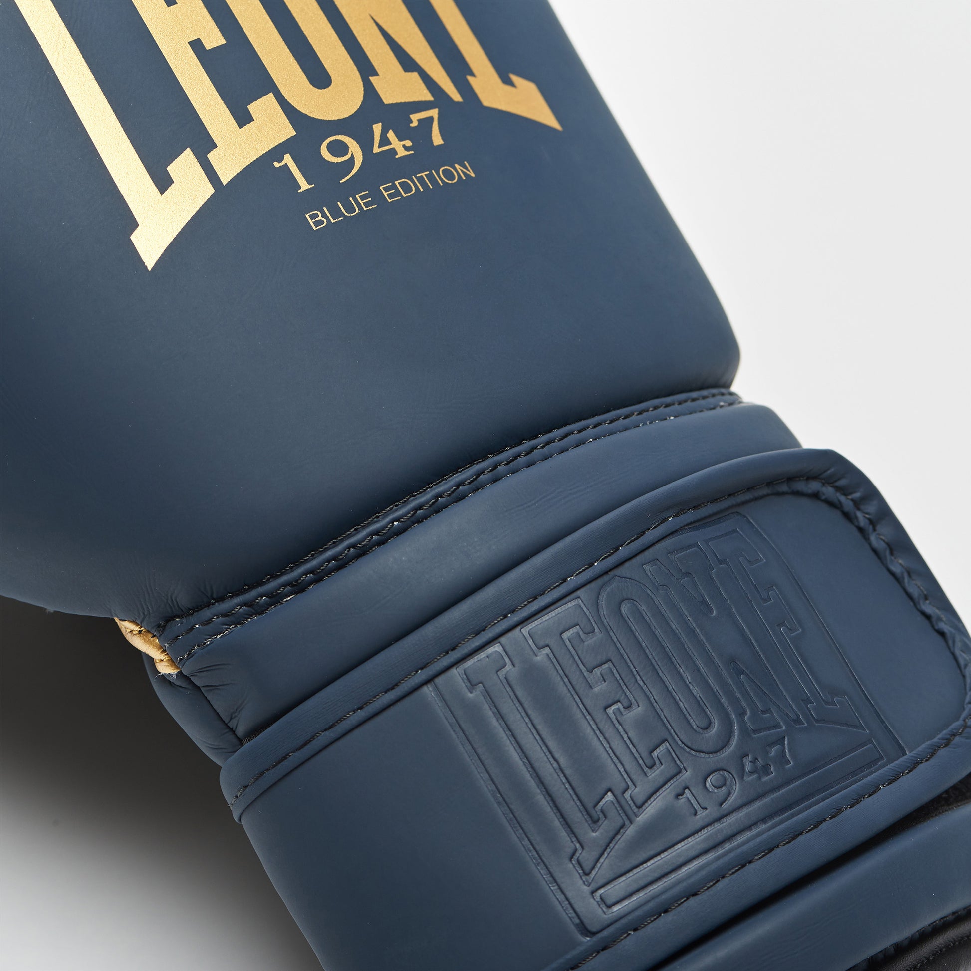 BOXING GLOVES BLUE EDITION
GN059B