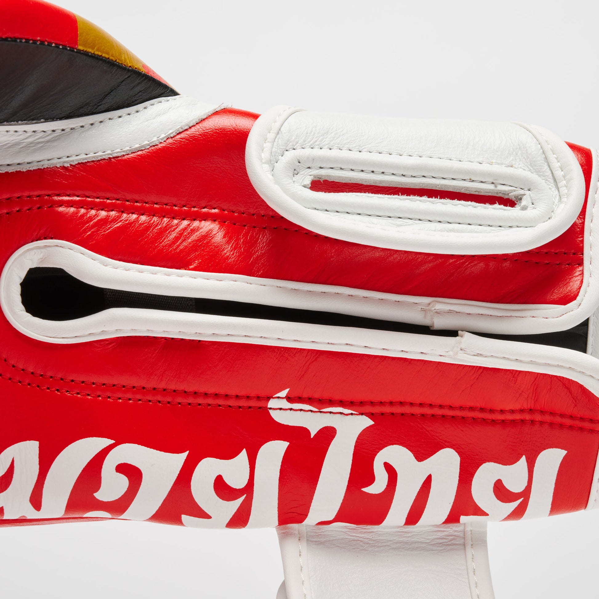 BOXING GLOVES THAI STYLE
GN114