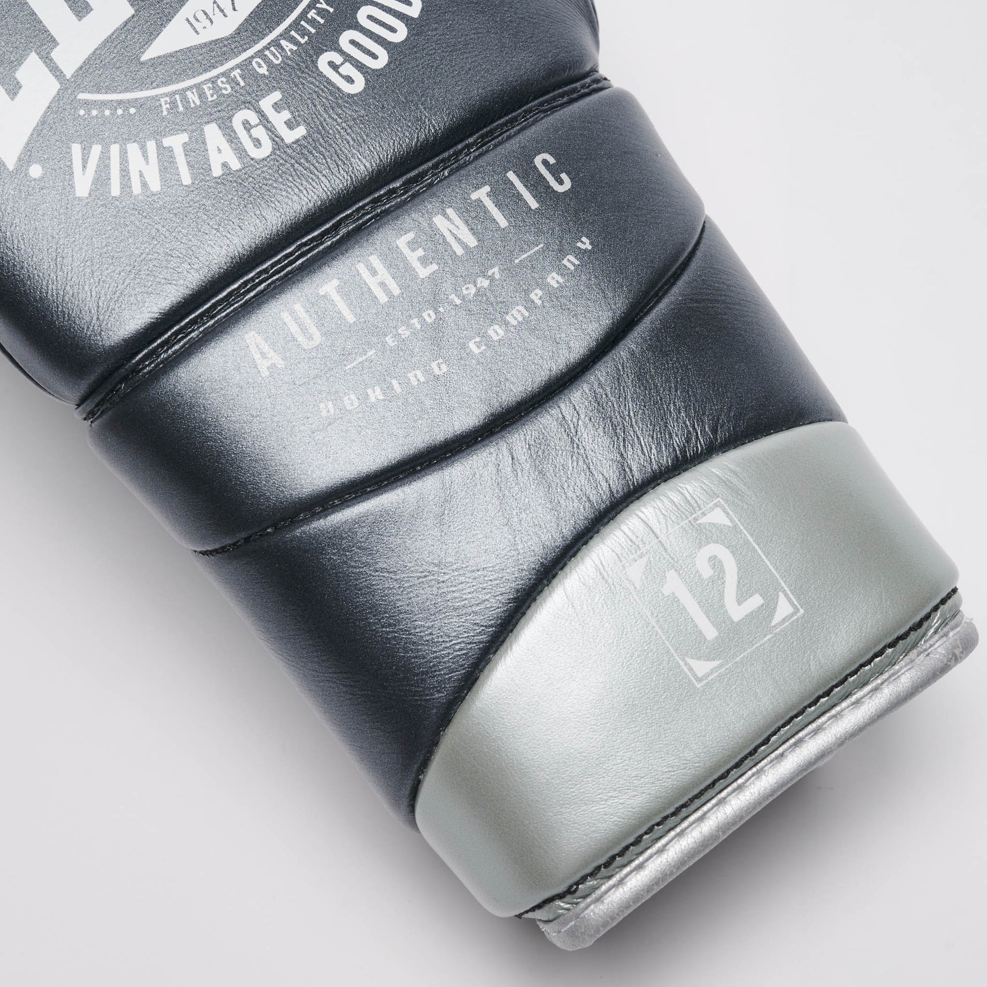 BOXING GLOVES AUTHENTIC 2
GN116L