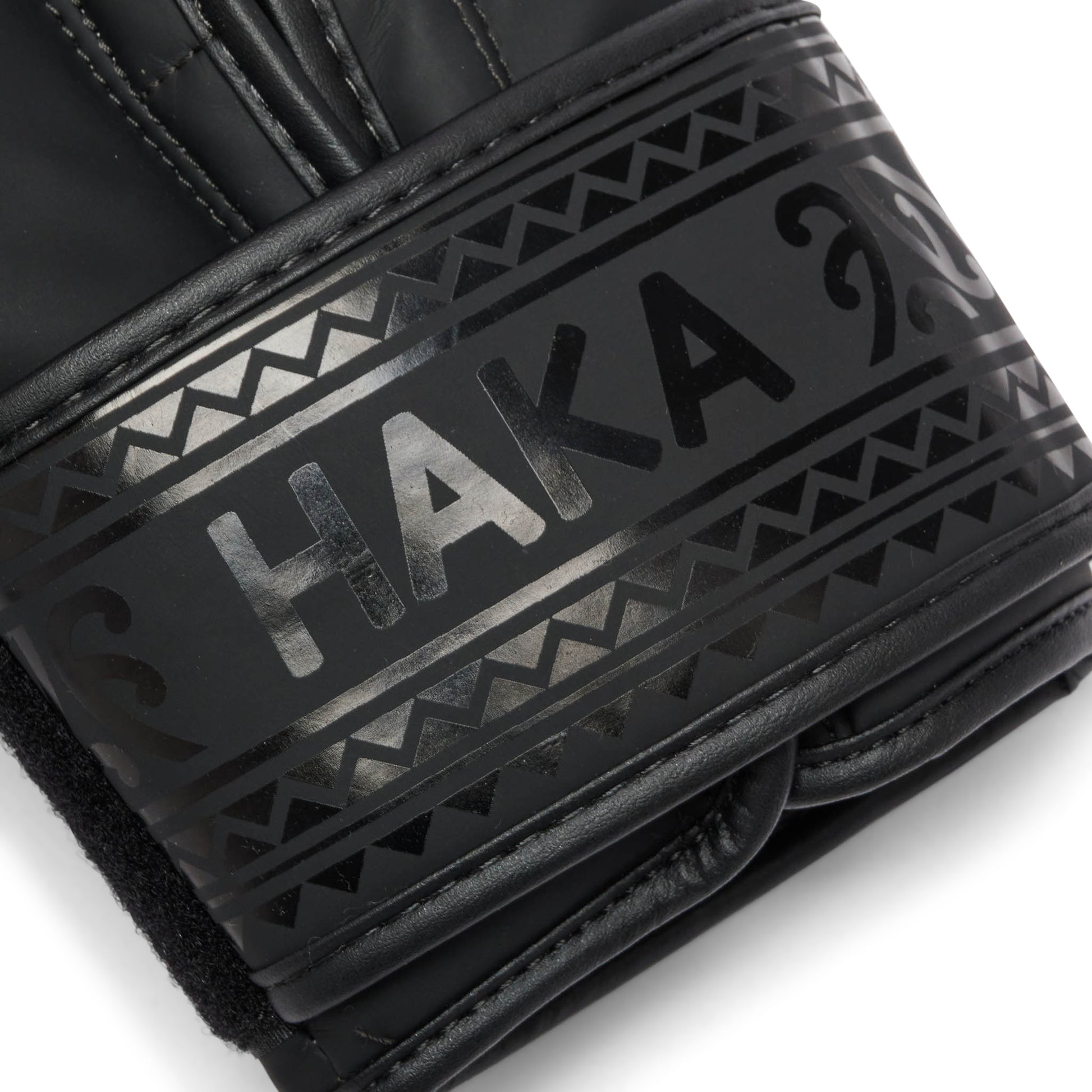 HAKA BOXING GLOVES
GN329